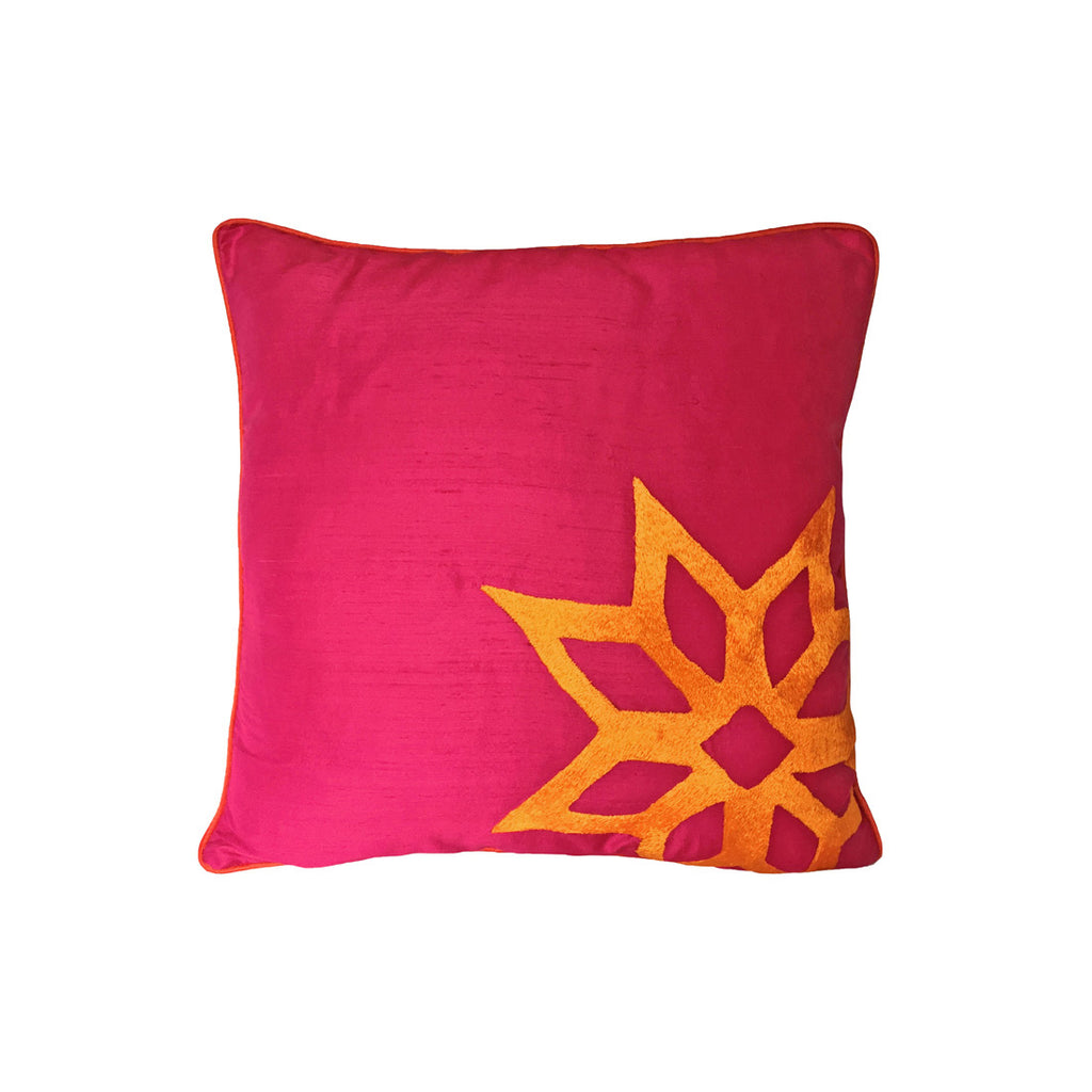 cingene pembesi ustune yumurta sarisi yildiz desenli kare ipek yastik_magenta silk cushion with dark yellow star motif