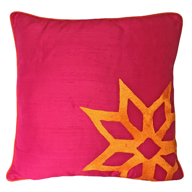 cingene pembesi ustune yumurta sarisi yildiz desenli kare ipek yastik_magenta silk cushion with dark yellow star motif_z