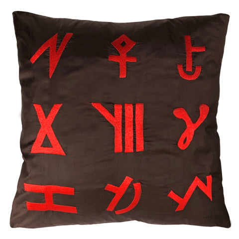 Aci kahve ustune turuncu geometrik motifli buyuk kare ipek yastik_Big silk square cushion in dark brown and orange colors