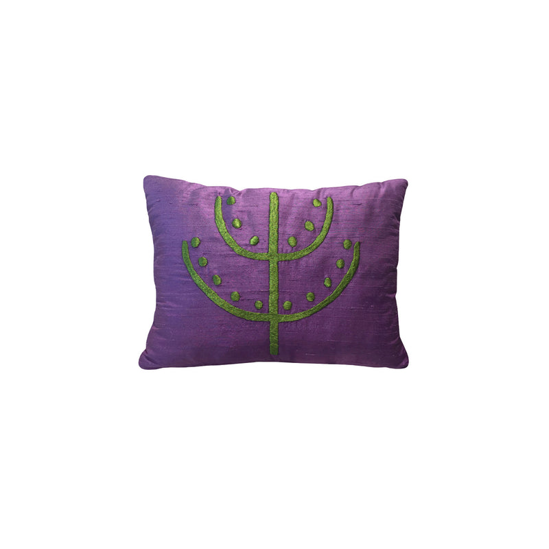 Acik mor ipek santuk ustune yesil nakisli tasarim odullu kirlent_Design awarded violet colored silk cushion with green embroidery_kissen_coussin