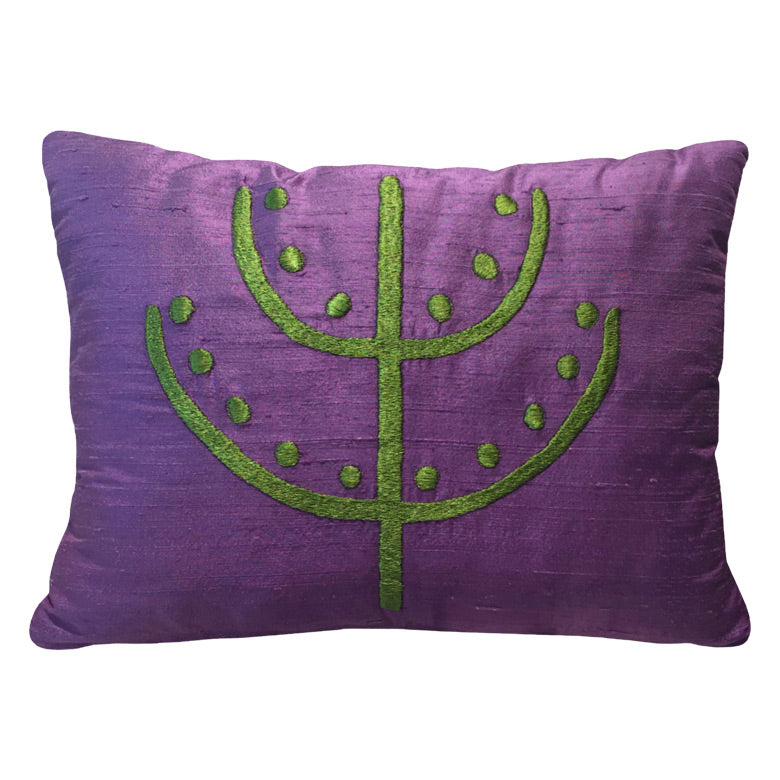 Acik mor ipek santuk ustune yesil nakisli tasarim odullu kirlent_Design awarded violet colored silk cushion with green embroidery_kissen_coussin