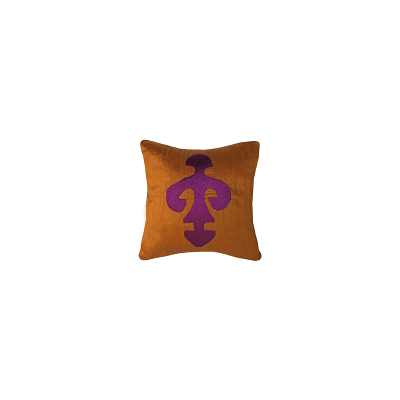 Anatanrica timsali eli belinde motifli etnik kirlent_Ethnic cushion with hands on hips motif symbolizing the mother goddess