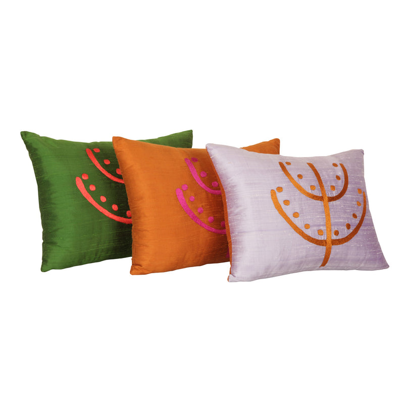 Ardarda dizilmis el parmak tarak motifli yesil bakir ve eflatun renklerde ipek yastiklar_Silk pillows in green copper and lilac colors with hand finger comb motif lined up
