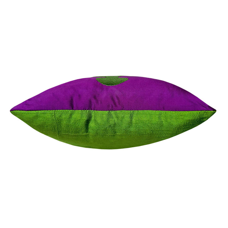 Arkasi ve nakisi yesil olan mor yastigin ust gorunusu_Side view of purple silk cushion with green back and embroidery_kissen_coussin