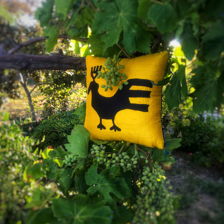 Asmadaki uzumun arasinda siyah kus motifli sari yastik_Yellow pillow with black bird motif among the grapes on the vine
