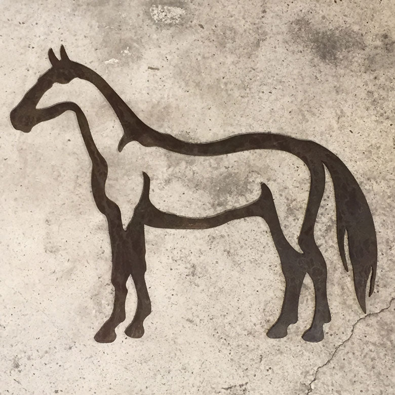 Bej zeminde metal at figuru_Metal horse on beige floor_pferd_cheval