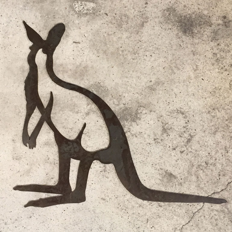Bej zeminde metal kanguru figuru_Metal kangaroo on beige floor_kangourou