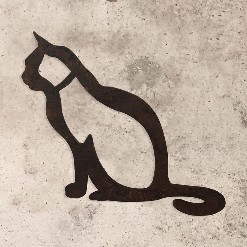 Bej zeminde metal kedi figuru_Metal cat on beige floor_katze_chat