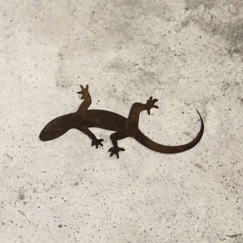 Bej zeminde metal kertenkele figuru_Metal lizard on beige floor_eidechse_lezard