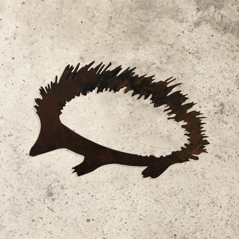 Bej zeminde metal kirpi figuru_Metal hedgehog on beige floor_lgel_ herisson