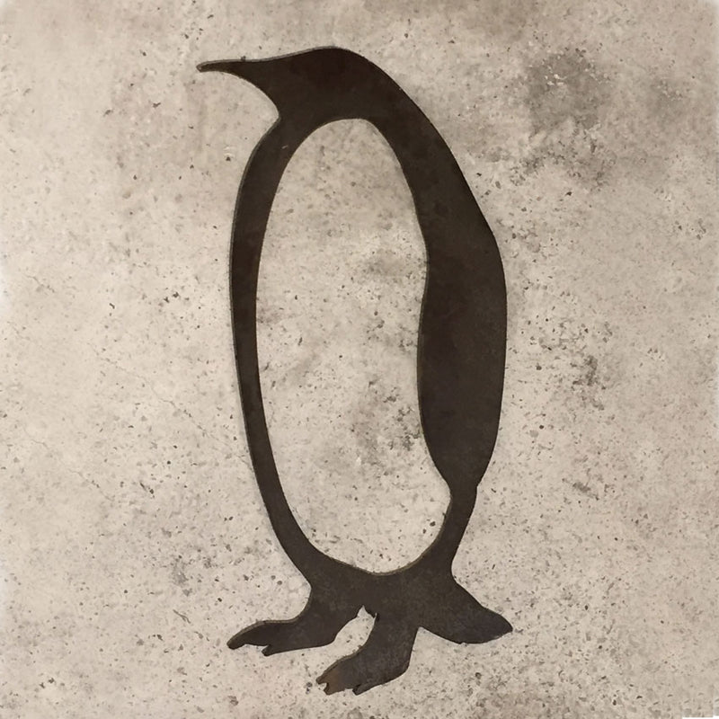 Bej zeminde metal penguen figuru_Metal pinguin on beige floor_pingouin