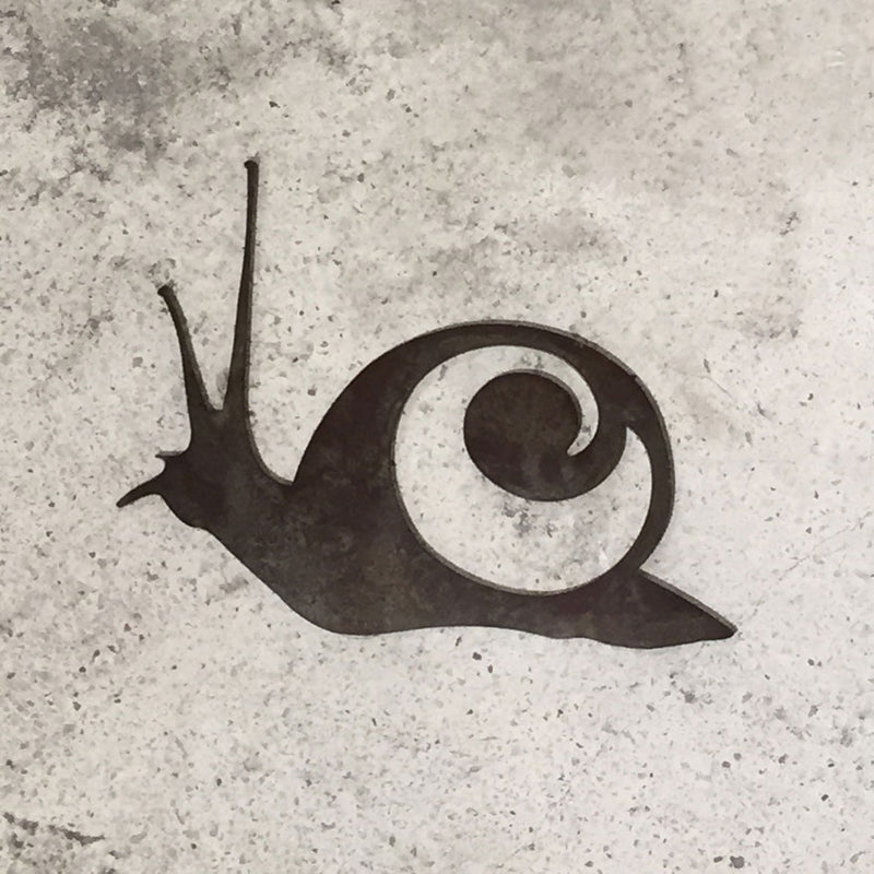 Bej zeminde metal salyangoz figuru_Metal snail on beige floor_schnecke_escargot