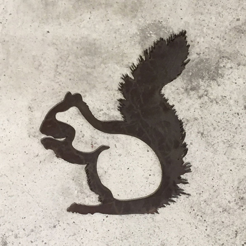 Bej zeminde metal sincap figuru_Metal squirrel on beige floor_eichhornchen_ecureuil