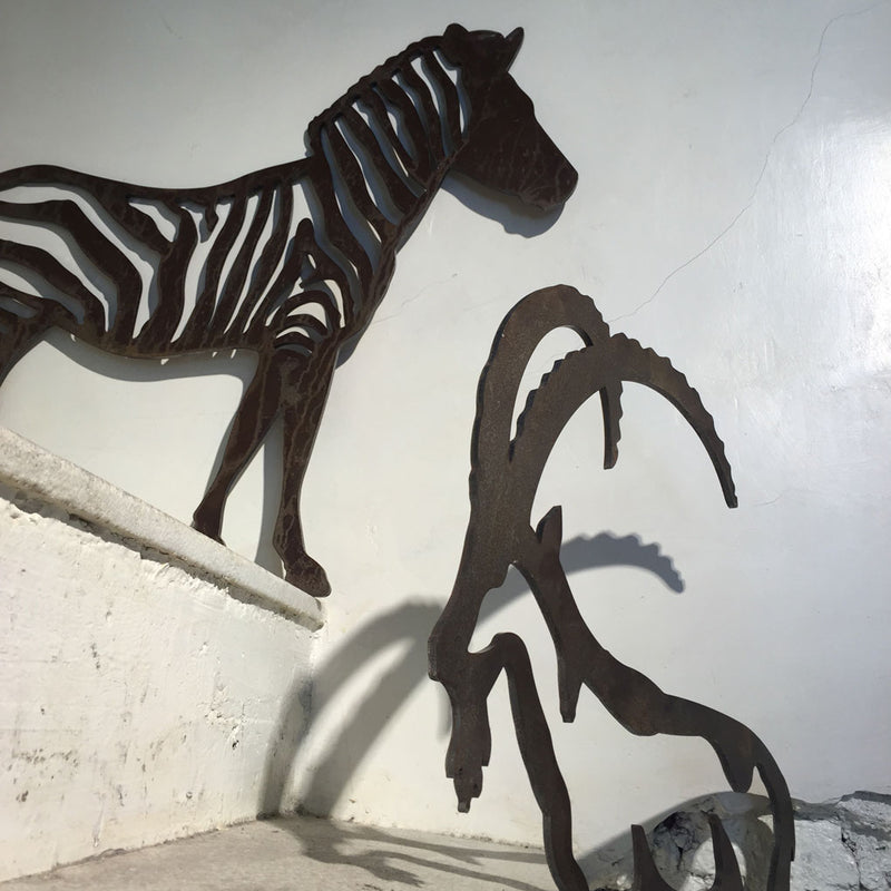 Beyaz merdivende metal zebra ve dag kecisi_Metal zebra and mountain goat on the white stairs