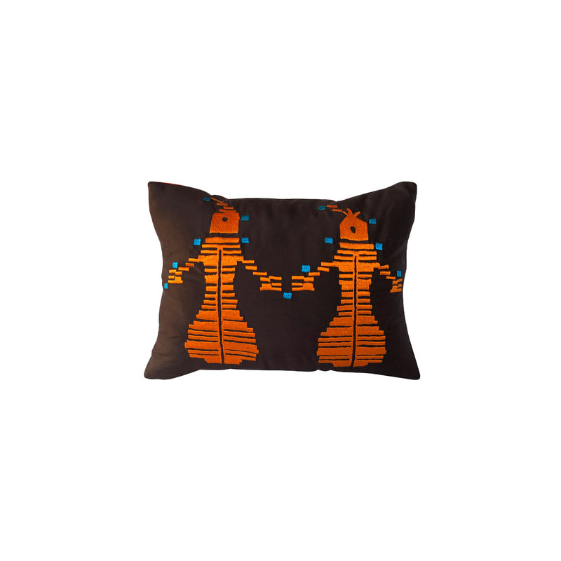 Bir Bursa islemesinden alinma insan motifli tasarim odullu ipek kirlent_Design awarded silk cushion with human motif derived from an embroidery