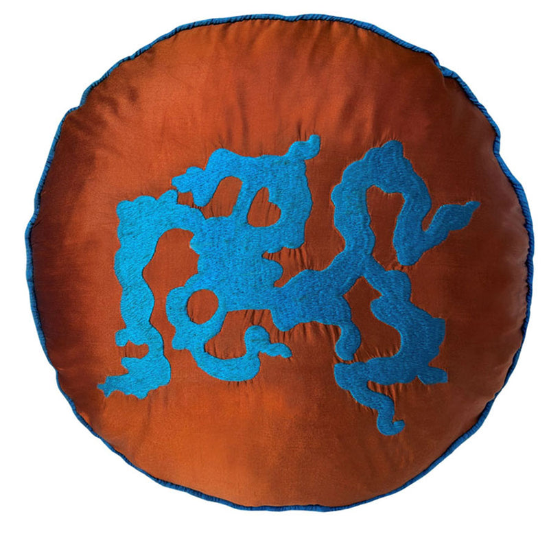 Bir Kocaeli Hereke halisindan alinan ejder motifiyle yuvarlak ipek yastik_Round silk cushion with dragon motif taken from a traditional carpet in Turkiye