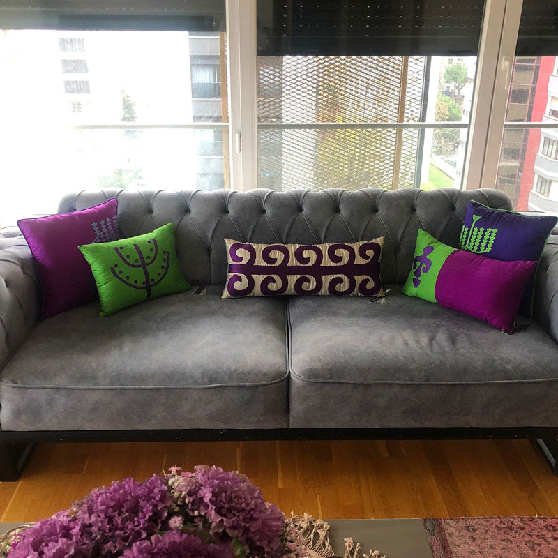 Bir Suadiye evindeki gri kanepede yesil ve mor tonlarinda ipek kirlentler_Silk pillows in green and purple tones on the gray sofa_kissen_coussin