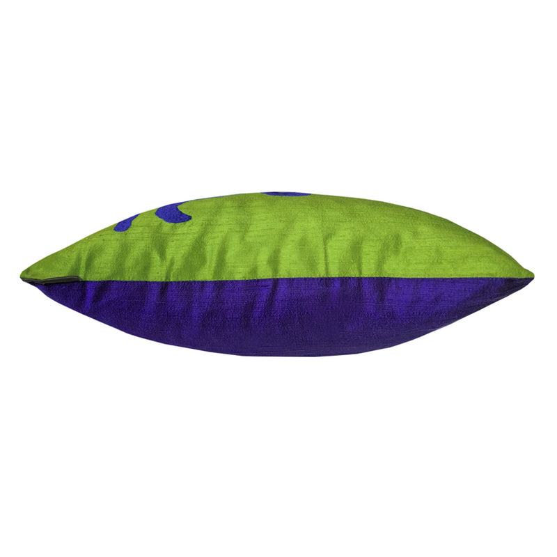 Bir yuzu yesil digeri mor olan yastigin yan gorunusu_Side view of cushion with green front and purple back