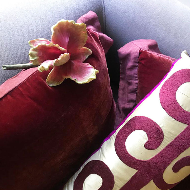 Bordo ve bej renklerde yapma cicek ve kirlentler_Silk and silk velvet cushions and artificial flower in burgundy red and beige tones_kissen_coussin