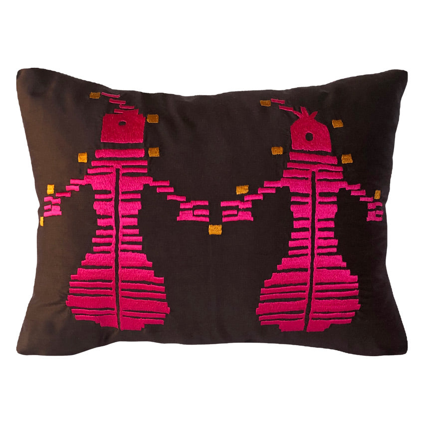 Canli fusya ve sari insan motifi islemeli salon kirlenti_Living room cushion with human motif embroidered in fuchsia and yellow colors