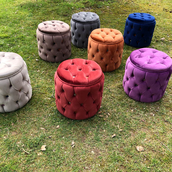 Dekorasyon aksesuari renkli kapitone puflar_Colorful poufs as decoration accessories 