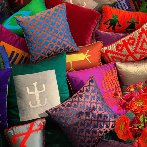 Desenli ve rengarenk bir yigin ipek dekoratif yastik_A pile of colorful and embroidered silk decorative cushions_kissen_coussin