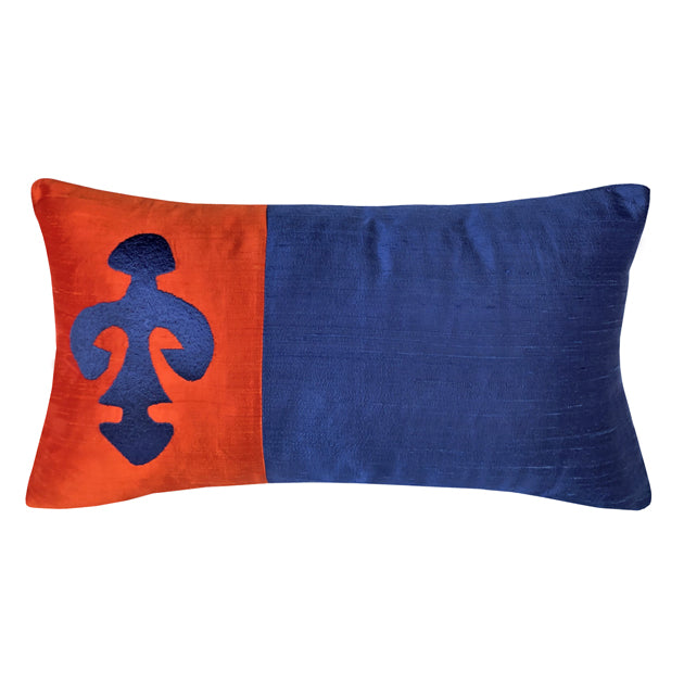 Elibelinde motifi Nigde Taspinar kiliminden turuncu mavi ipek bel yastigi_Orange and blue lumbar cushion with hands on hips motif