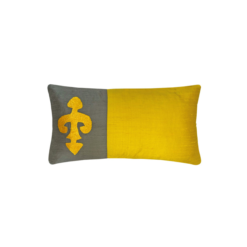 Elibelinde motifi Nigde Taspinara ait gri ve sari ipek kirlent_Grey and yellow silk cushion with hands on hips motif from mid Anatolia Turkiye