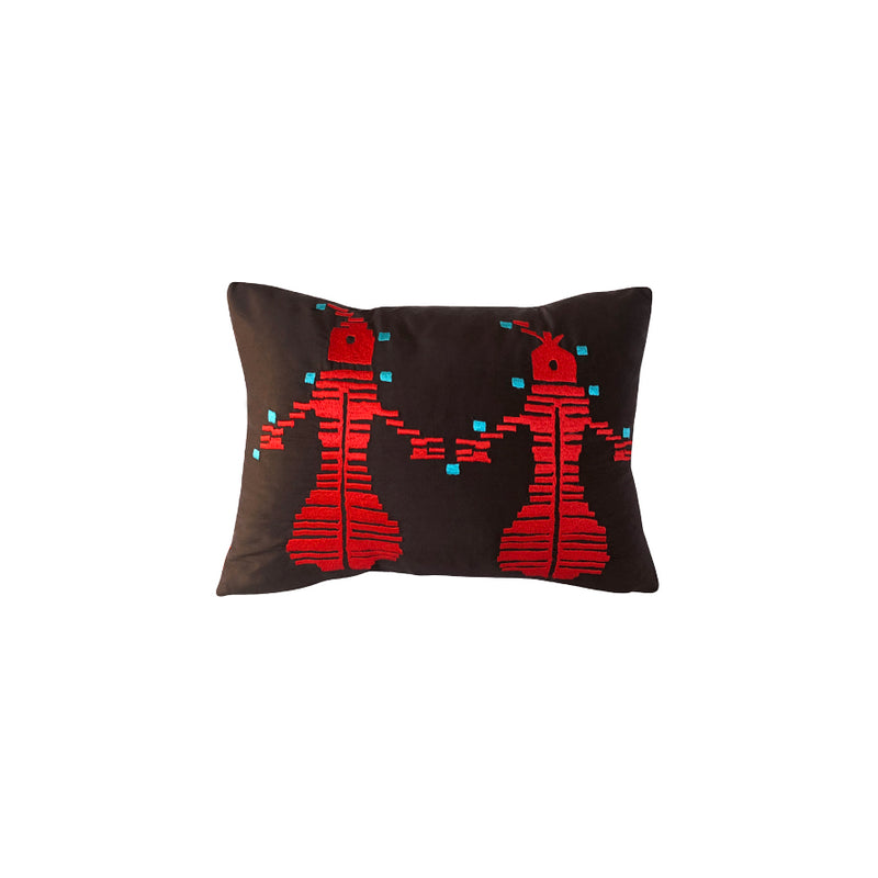 Geleneksel bir Bursa islemesinden alinmis insan motifleriyle ipek kirlent_Silk cushion with human motifs from a traditional Turkish embroidery