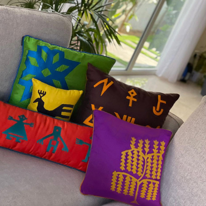 Gri kanepe kosesinde rengarenk desenli yastiklar_Colorful silk cushions at the corner of grey sofa_kissen_coussin