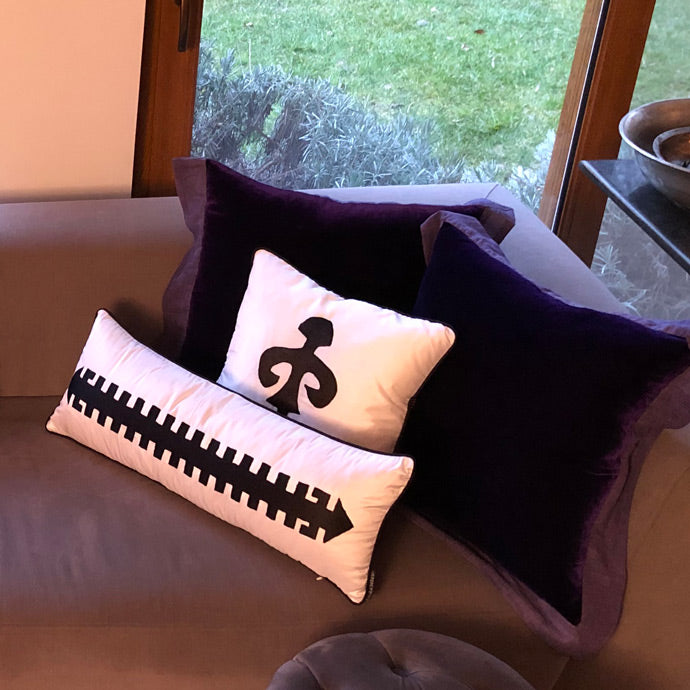 Gri kanepenin kosesinde koyu mor ipek kadife ve siyah beyaz yastiklar_Deep purple silk velvet and black and white silk cushions at the sofa