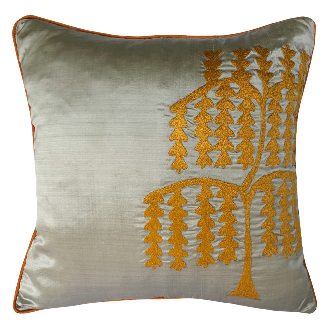 Hayat agaci motifi bir Denizli kumasindan alinan nakisli kare yastik_Embroidered square pillow with motif from a fabric in Anatolia_kissen