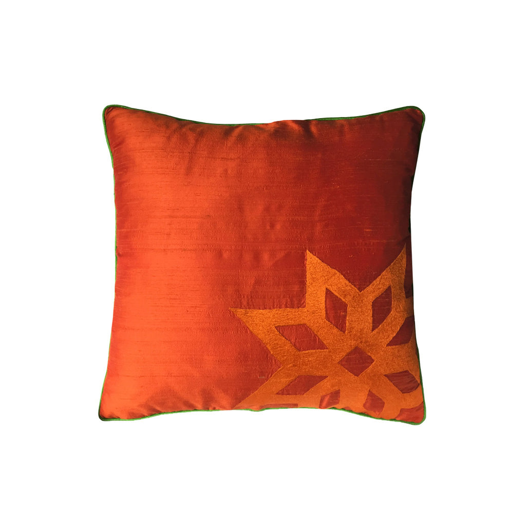 Isik ve akil simgesi yildiz motifli ipek buyuk yastik_Big silk cushion with star motif symbolizing light and wisdom_kissen