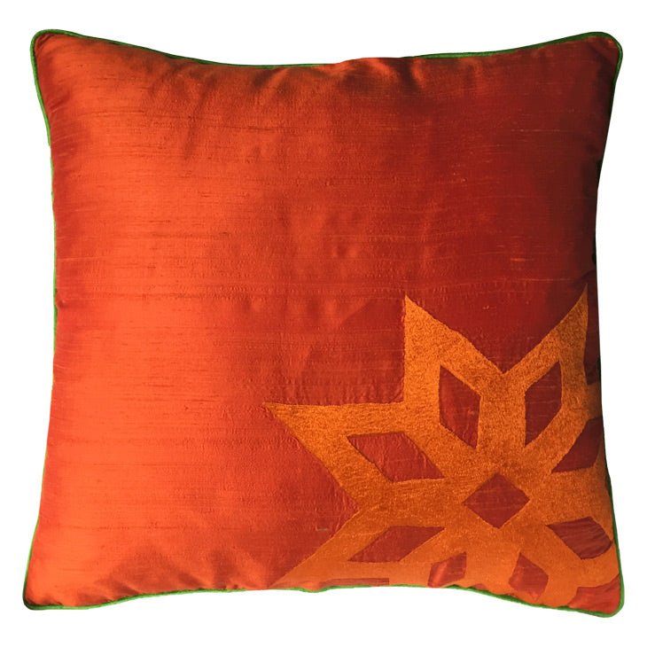 Isik ve akil simgesi yildiz motifli ipek buyuk yastik_Big silk cushion with star motif symbolizing light and wisdom_kissen