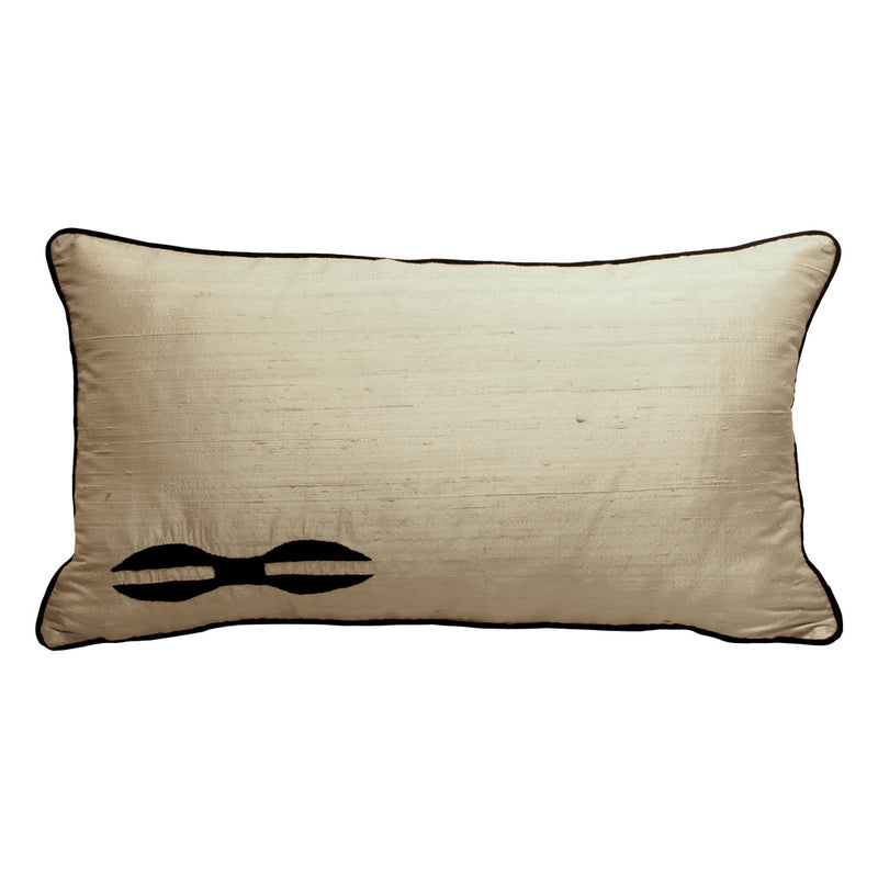 Kurt ayagi motifi bir Konya kiliminden alinma iyimserlik sembolu dikdortgen bel yastigi_Rectangular lumbar pillow with wolf feet motif from a Turkish rug