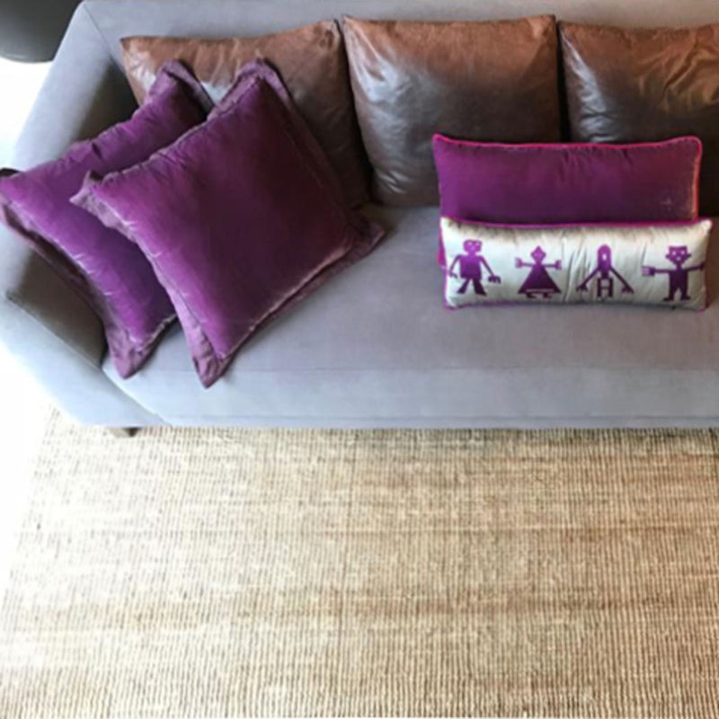 Koko hali ustundeki gri kanepede mor ve gri ipek kadife ve ipek kirlentler_Grey and purple silk and silk velvet cushions on a grey sofa on a coco carpet