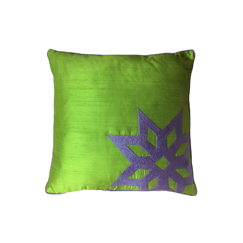 Kosesinde nakis islemeli yildiz motifi olan yesil buyuk yastik_Big green cushion with star motif on one corner_kissen