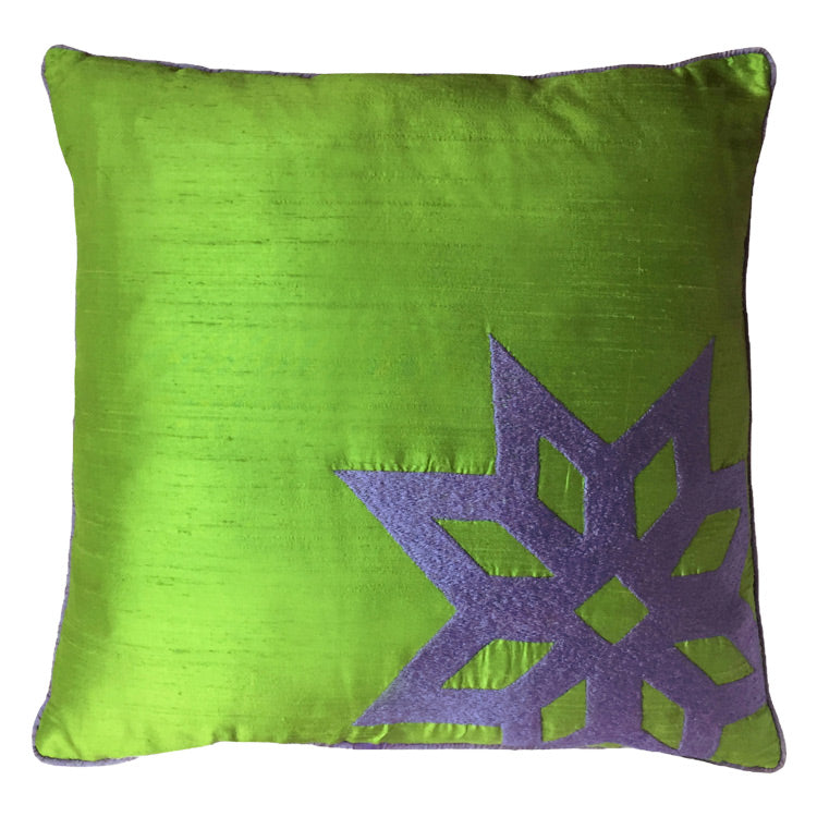 Kosesinde nakis islemeli yildiz motifi olan yesil buyuk yastik_Big green cushion with star motif on one corner_kissen