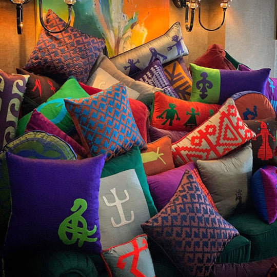 Magazada bir yigin desenli renkli ipek kirlent_A pile of patterned colorful silk cushions in the store