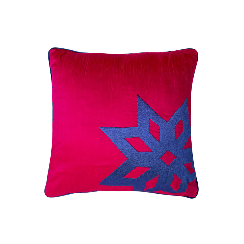 Mavi yildiz motifi nakisli ipek dekoratif pembe kirlent_Decorative pink silk cushion with blue star motif_kissen_coussin