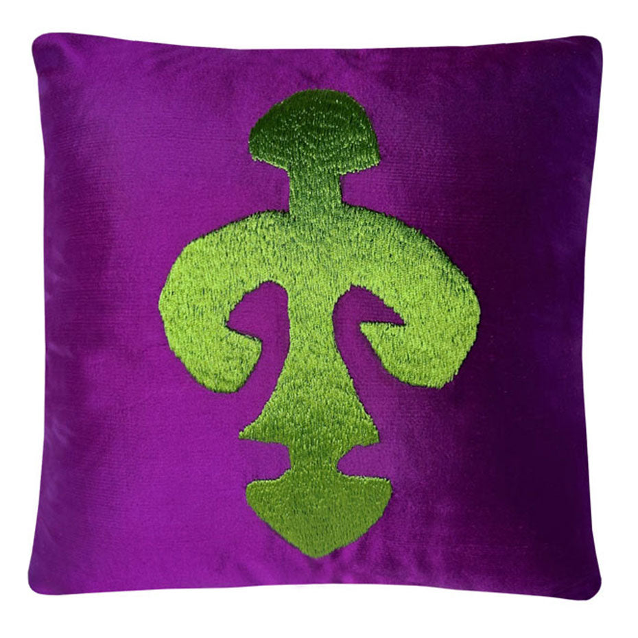 Mor ustune yesil eli belinde motifi nakisli kucuk kare ipek yastik_Purple small silk cushion with green hands on hips motif embroidery