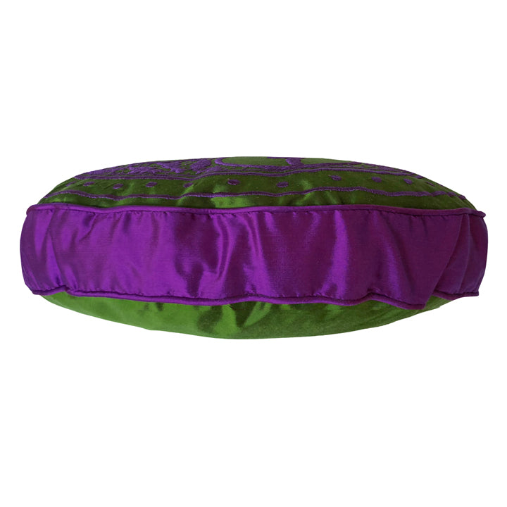 Mor ve yesil yuvarlak yastigin yan gorunusu_Side view of purple and green round cushion_kissen_cushion