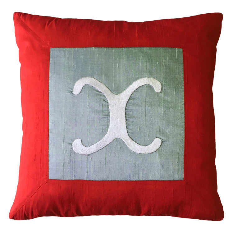 Motifi koc boynuzunun stilize edilmis hali olan kirmizi yastik_Red cushion on which rams horn motif has been applied stylizing its view