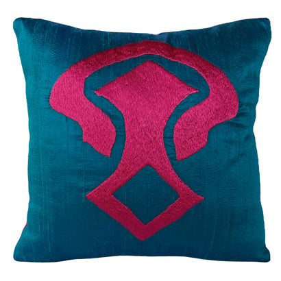 Mutluluk ve kismet sembolu elibelinde motifli luks kirlent_Luxurious cushion with hands on hips motif symbolizing happiness and fortune