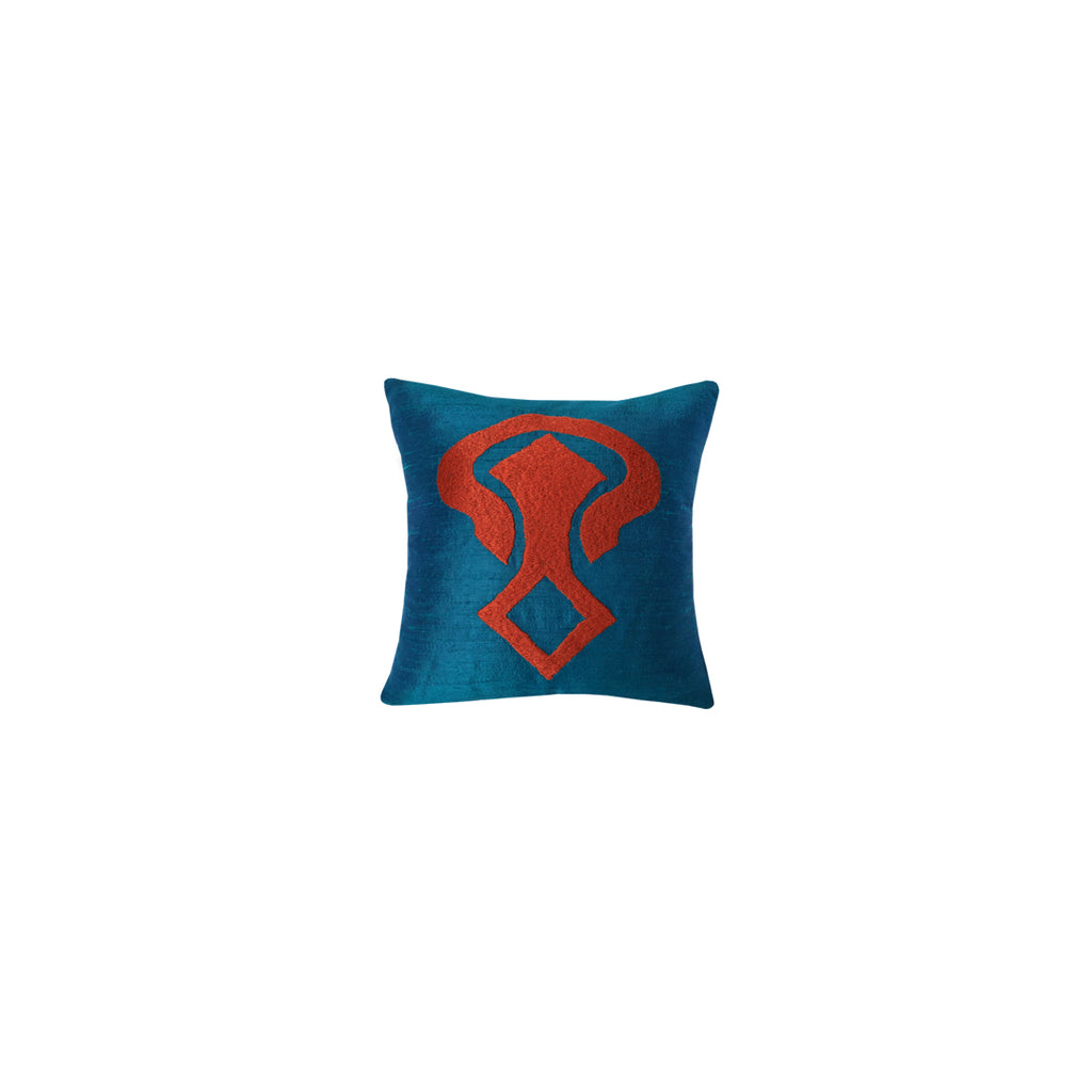 Mutluluk ve kismet sembolu elibelinde motiflikirlent_Luxurious cushion with hands on hips motif symbolizing happiness and fortune