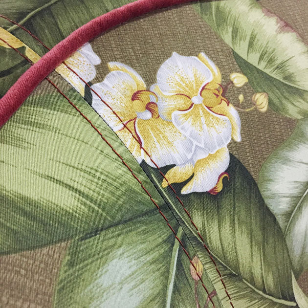 Muz yapragi desenli kizil kadife biyeli kanepenin dikis detayi_Sewing detail of leaf patterned couch pale red velvet piping 