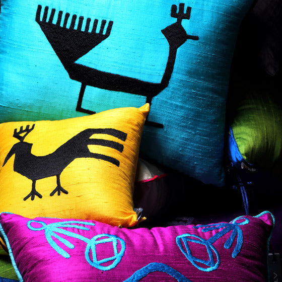 Nakisli turkuaz sari ve fusya ipek yastiklar_Embroidered cushions in electric blue yellow and fuchsia colors_kissen_coussin