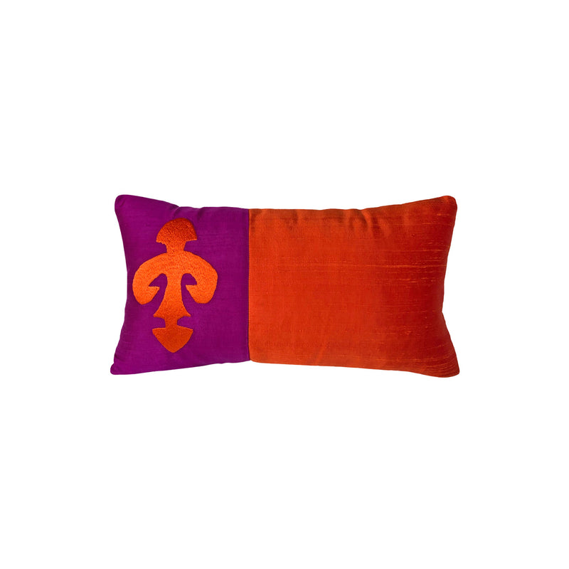 Nigde Taspinar kilim motifi nakisli turuncu ve fusya ipek kirlent_Orange and fuchsia throw pillow with motif from an Anatolian rug