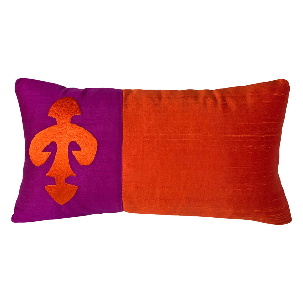 Nigde Taspinar kilim motifi nakisli turuncu ve fusya ipek kirlent_Orange and fuchsia throw pillow with motif from an Anatolian rug