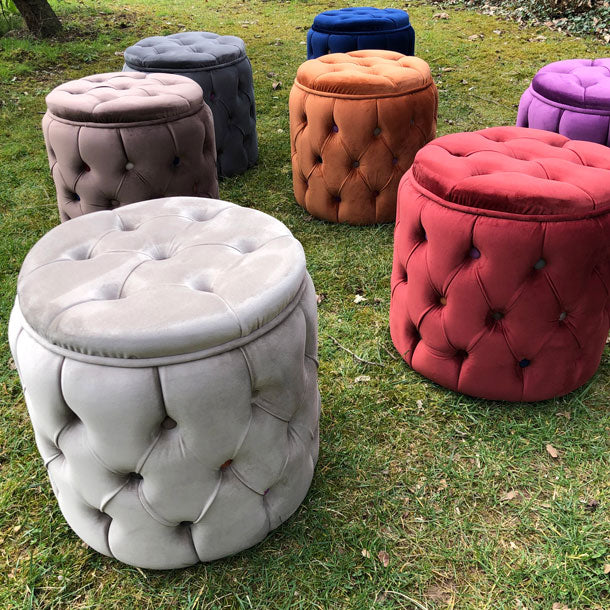 Onde acik gri arkada farkli renklerde kapitone puflar_Different colored quilted poufs with light grey in the front and other colors at the back